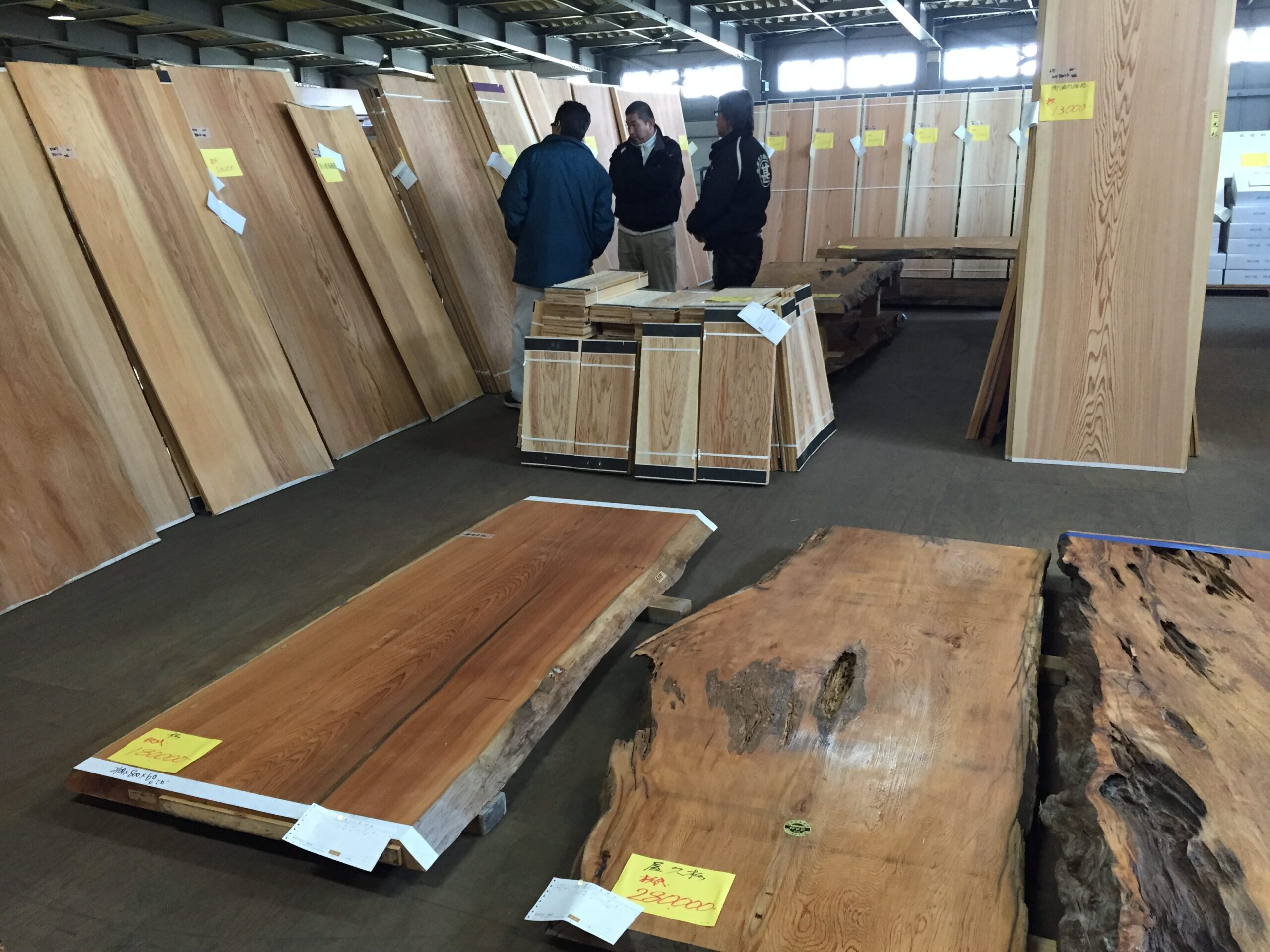 愛知県小牧市「桑原木材㈱モデルハウス」　木造2階建　定例会議