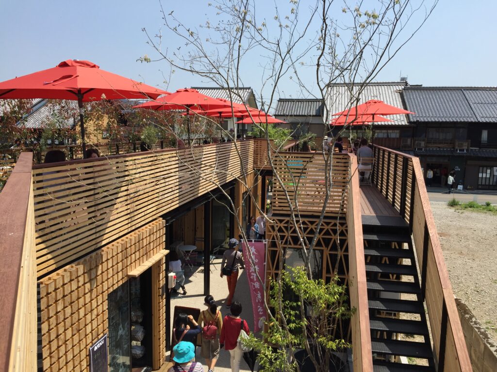 愛知県犬山市「森のマルシェ　犬山」商業店舗　コンテナ+鉄骨造　