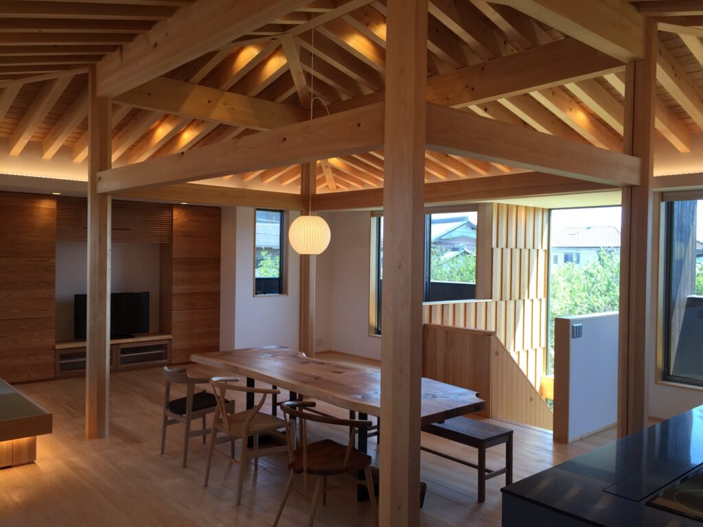 愛知県小牧市「桑原木材㈱モデルハウス」　国産材　木の家　家具搬入