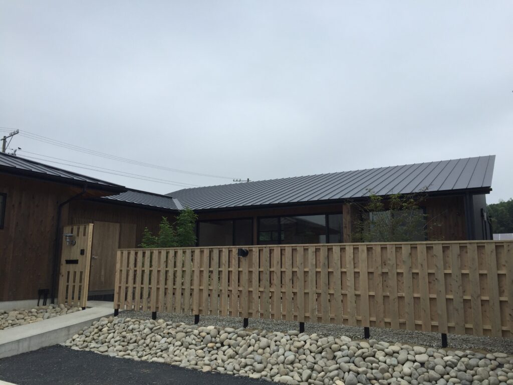 三重県桑名市「七和の家」　平屋　コートハウス　国産材　和モダン　現場