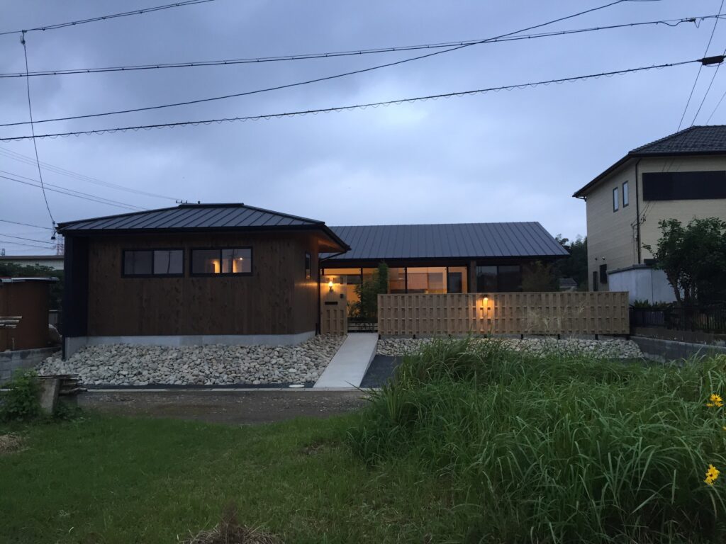 三重県桑名市「七和の家」　平屋　コートハウス　国産材　和モダン　お引渡し