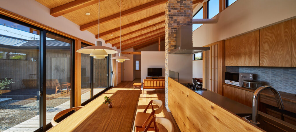 WEB建築サイトｈｏｍｉｆｙに「和モダンの家」が掲載されました 特集記事　木材の天井が温かく居心地の良い部屋best5！