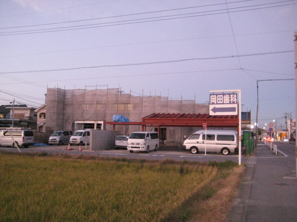 愛知県西尾市「白珪の家」木造+鉄骨造 車庫+門　上棟しました