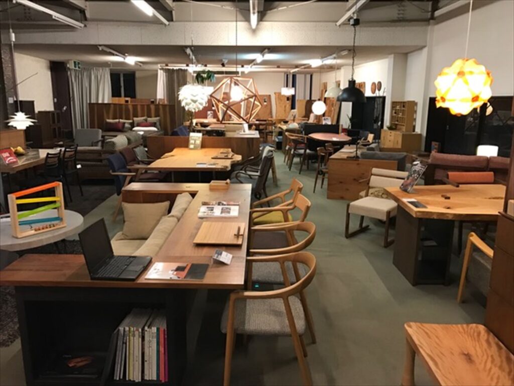 建築家イエ展の準備にコネクトさんに行ってきました