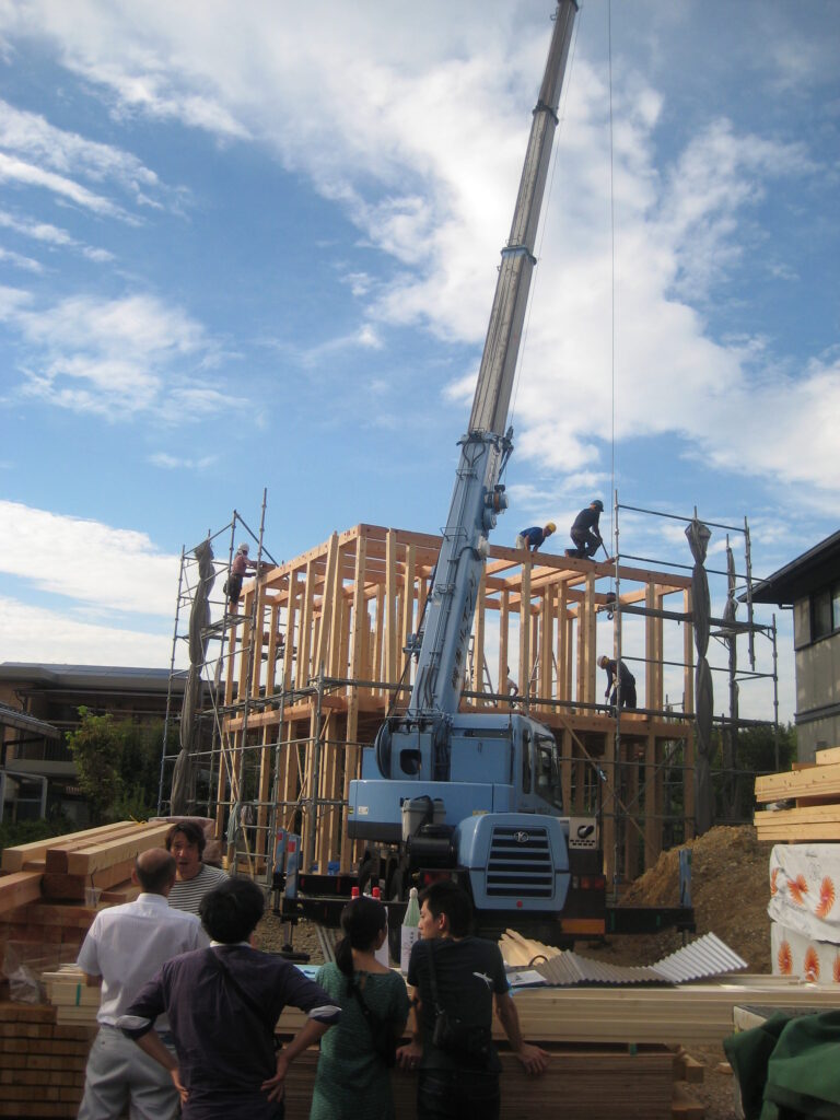 愛知県犬山市「つつじヶ丘の家」木造住宅2階建　2世帯+ヨガ教室　上棟
